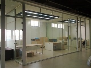 辦公室裝修中玻璃隔斷適合用那種玻璃，玻璃都有哪幾種